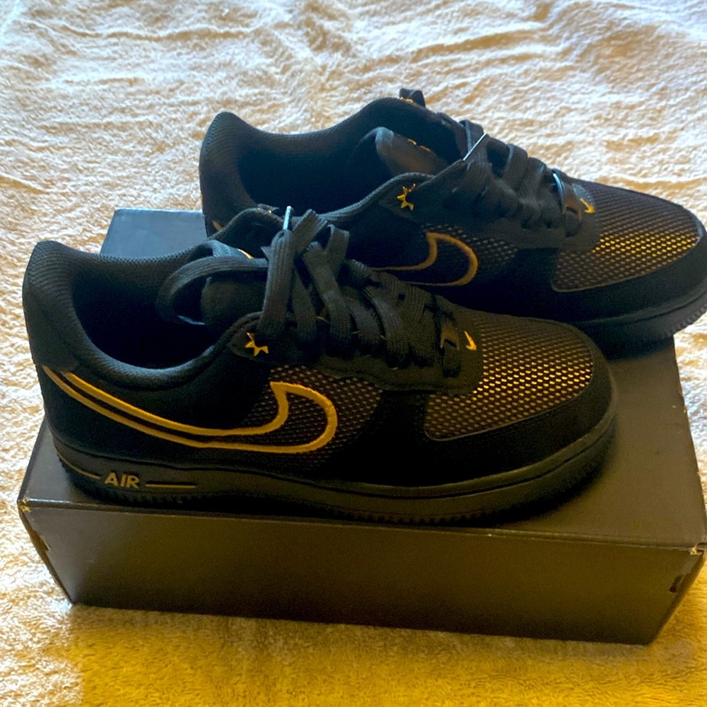 EUC. Nike Air (AirForce 1) women’s size 5.5. Youth size 4.